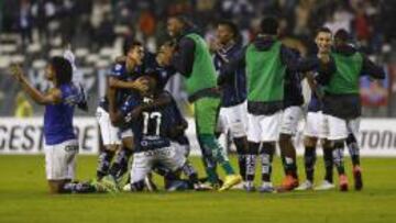 Los jugadores de Independiente del Valle celebran el pase a octavos de final de la Copa Libertadores después de empatar ante Colo Colo.