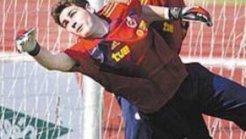 <b>TITULAR.</B> Casillas seguirá como el elegido por Sáez en la portería.
