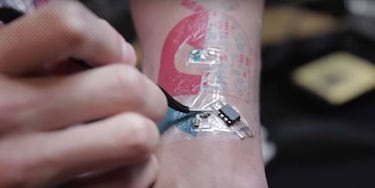 Tech Tats, la piel como dispositivo inteligente con este tatuaje eléctrico