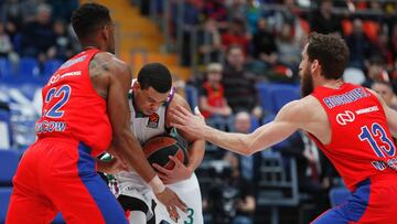 Kyle Hines y Sergio Rodríguez frenan a Ray McCallum.