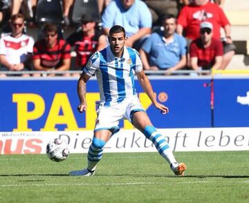 El 12 de agosto jugó su debut con la Real Sociedad contra el equipo alemán Friburgo.