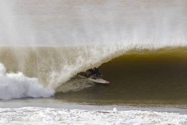 Ella es la surfista más joven de la historia en la élite del surf