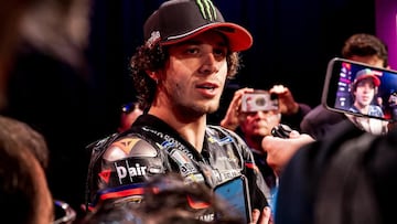 Bezzecchi habla con medios durante la presentación de Aprilia.
