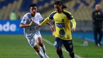 AME5767. CONCEPCION (CHILE), 03/04/2019.- Hugo Droguett (d) de Universidad de Concepci&oacute;n disputa un bal&oacute;n ante Ezequiel Bullaude (i) este martes, durante un juego de fase de grupos de la Copa Libertadores 2019, en el Estadio Ester Roa Reboll