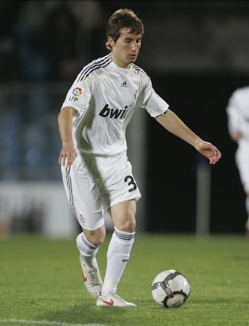 Tras seis temporadas en el Castilla jugó con el Real Madrid la temporada 2009/10. 