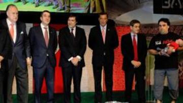 <b>HISTÓRICO. </b>Urieta, socio más antiguo, Azkuna, López, García Macua, Bilbao, Fernández y Vivanco, el socio más joven, en brazos de su padre.