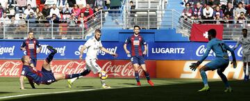 El delantero francés a punto estuvo de empatar el partido pero Cote sacó el balón bajo palos.