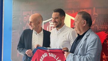 Sergi Guilló, en su presentación como nuevo entrenador del Huesca, entre el director deportivo Ángel Martín González y el presidente Agustín Lasaosa.