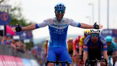 Michael Matthews celebra su tercera victoria en el Giro de Italia.