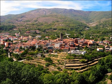 Garganta la Olla, declarado Conjunto Histórico-Artístico, es un pintoresco pueblo de la comarca de La Vera, en Cáceres, que se integra perfectamente con su entorno natural de montañas y gargantas. Sus calles empedradas y estrechas están flanqueadas por una arquitectura popular tradicional, con casas de adobe, madera y balcones que le otorgan un encanto singular. El pueblo es famoso por su relación con el séquito del emperador Carlos V y por albergar edificaciones notables como la Casa de las Muñecas, un antiguo prostíbulo, y la Casa de la Peña, que se sostiene sobre una roca. Además, la iglesia de San Lorenzo Mártir, con su órgano barroco, y su entorno natural lleno de piscinas naturales y rutas de senderismo, lo convierten en un destino ideal tanto para los amantes de la historia como para los de la naturaleza.