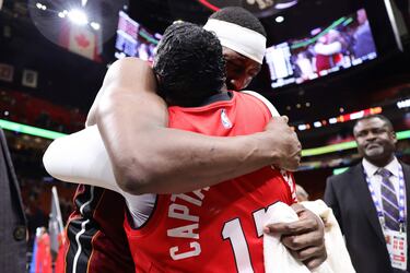 Bam Adebayo abraza a su mamá tras conseguir 83 puntos ante los Washington Wizards en el Kaseya Center de Miami.