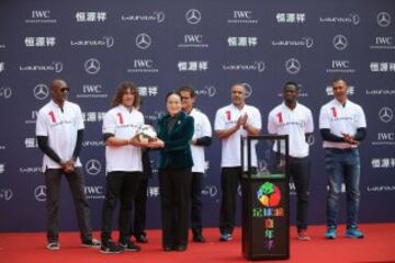 Puyol posa junto a Zhao Wen, vicealcalde de Shanghai, durante el Laureus Shanghai Football Campus Tour 2015.