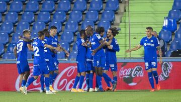 Los jugadores del Getafe celebran el gol de Cucurella, que era el 2-0 al Betis.