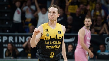 GRAFCAN715. LA LAGUNA (TENERIFE), 02/06/2025.- El base de La Laguna Tenerife Marcelinho Huertas celebra un triple durante el primer partido de la eliminatoria de cuartos de final de la Liga Endesa que se disputó este lunes en el pabellón Santiago Martín de La Laguna (Tenerife) ante el Joventut Badalona. EFE/Ramón de la Rocha