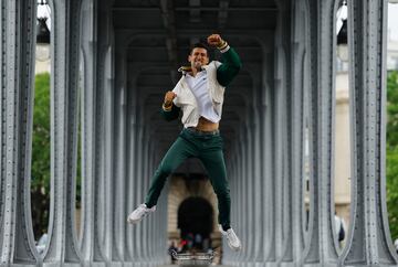 El tenista serbio de 36 años hizo historia tras conseguir ayer su 23º título de Grand Slam tras ganar a Casper Ruud en la final de Roland Garros. Hoy, ha posado con el trofeo en la ciudad de París, como es tradición. 