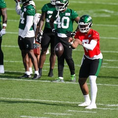 Justin Fields, quarterback de los New York Jets, en observación tras dislocarse un dedo del pie