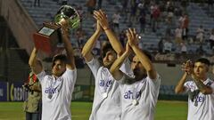 JJPANA9330. MONTEVIDEO (URUGUAY), 11/12/2019.- Jugadores de Nacional celebran con el trofeo tras ganar el torneo Clausura en la final ante Pe&ntilde;arol, en el estadio Centenario en Montevideo (Uruguay). EFE/Ra&uacute;l Mart&iacute;nez