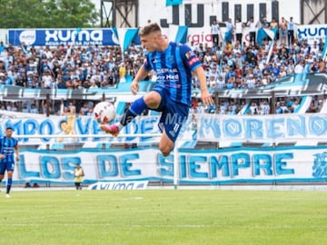 El atacante de 23 años jugó en San Telmo en la última temporada y brilló en la Copa Argentina, tanto que fue elegido dentro del XI Ideal. Este año buscará subir de categoría con los 'caturros'.