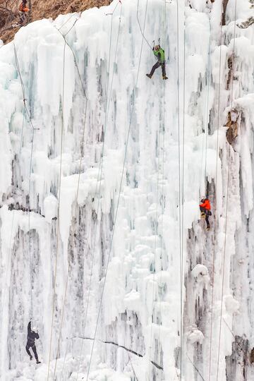 Un grupo de escaladores asciende por una pared artificial cubierta de hielo en Wonju (Corea del Sur). Hay ocasiones en que los deportistas asumen retos de una dificultad tan extrema que pone a prueba sus capacidades físicas.