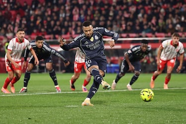 음바페는 골문 약속을 놓치지 않았다. 가자니가의 뻗기 바로 너머 왼쪽에서 프랑스 스타가 강력한 슛을 날렸습니다. 프랑스인은 전반전에 허용되지 않은 골을 넣은 후 수정했습니다.