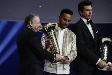 Lewis Hamilton recibe el trofeo de campeón en Versalles