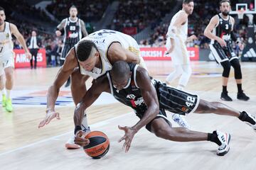 Edy Tavares y Bryant Dunston pugnan por un bal¨®n, que acab¨® llev¨¢ndose el jugador del Madrid.