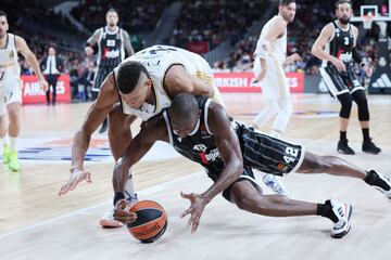 Edy Tavares y Bryant Dunston pugnan por un balón, que acabó llevándose el jugador del Madrid.