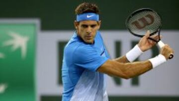 Juan Martin Del Potro devuelve una bola durante su partido ante Tim Smyczek durante el partido entre ambos en el Masters 1000 de Indian Wells.