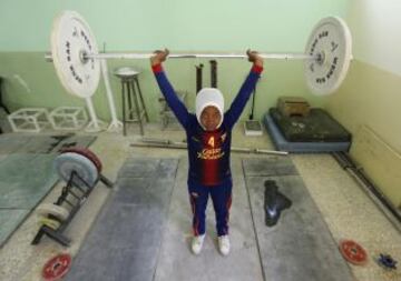 En Sadr City, un barrio chiíta de la capital iraquí, Bagdad, ocho mujeres se preparán para ser las primeras mujeres del equipo de halterofilia femenino de Irak, y conseguir medallas para su país. El equipo de halterofilia femenina representará a Irak en el Campeonato de Asia en Qatar.