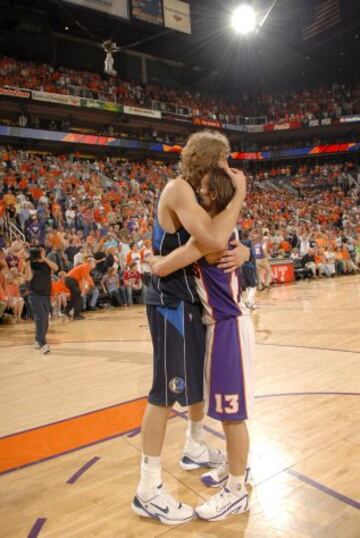 Saludo de Dirk Nowitzki de los Dallas Mavericks y Steve Nash de los Phoenix Suns en los Playoffs de la NBA de 2006.