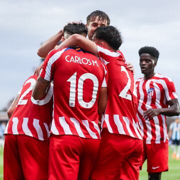 Abrazos en el gol de Diego Bri, del Atlético B.