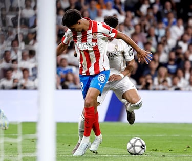 Kylian Mbappé arranca desde la derecha, se va de Witsel, sienta a Álex Moreno y cuando se dispone a regatear a Vitor Reis en el área, el defensa suelta el brazo y golpea con el codo la cara del jugador francés.