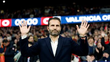 Rubén Baraja saluda a la afición del Atlético.