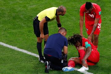 Román Torres abandona el césped tras lesionarse durante el partido.