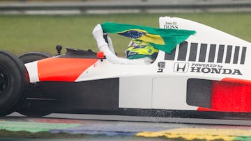 AMDEP9622. SAO PAULO (BRASIL), 03/11/2024.- El británico Lewis Hamilton de Mercedes Mercedes conduce el McLaren MP4/5B utilizando por el fallecido brasileño Ayrton Senna, este domingo antes del Gran Premio de Sao Paulo de la Fórmula Uno este domingo, en el circuito de Interlagos en Sao Paulo (Brasil). EFE/ Andre Coelho