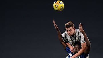 Atalanta's Colombian forward Duvan Zapata (Bottom) and Juventus' Dutch defender Matthijs De Ligt go for a header during the Italian Serie A football match Juventus vs Atalanta on December 16, 2020 at the Juventus stadium in Turin. (Photo by Marc