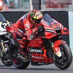 Bagnaia hace historia y Bastianini casi la lía