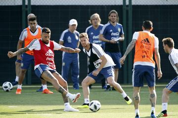 Barcelona 01Junio 2018, Espaa
Previa al Mundial 2018
Entrenamiento de la seleccion Argentina Ciudad Deportiva Joan Gamper, Barcelona.
Nicolas Otamendi de la Seleccion Argentina y Cristian Ansaldi de la Seleccion Argentina
Foto Ortiz Gustavo
