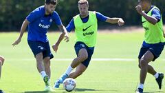 COBHAM, ENGLAND - AUGUST 11: Christian Pulisic and César Azpilicueta of Chelsea during a training session at Chelsea Training Ground on August 11, 2022 in Cobham, England. (Photo by Darren Walsh/Chelsea FC via Getty Images)