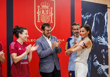 La Reina Letizia bromea tras recibir el brazalete de capitana. 