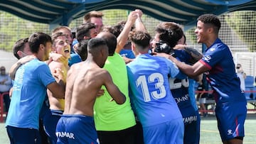 Los jugadores del Huesca B celebran el ascenso.