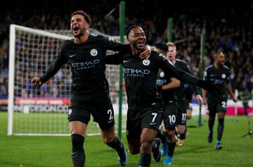 Los jugadores del Manchester City celebran el gol de Raheem Sterling en la victoria del equipo skyblue en casa del Huddersfield Town.