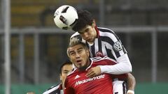 Jesús Vallejo salta para despejar un balón ante la oposición de Lezcano en el partido la Copa DFB Pokal que enfrentó al Eintracht de Frankfurt y al Ingolstadt.