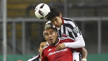 Jesús Vallejo salta para despejar un balón ante la oposición de Lezcano en el partido la Copa DFB Pokal que enfrentó al Eintracht de Frankfurt y al Ingolstadt.