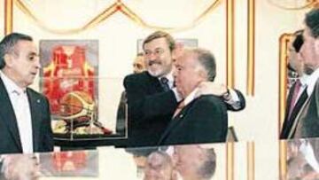 <b>OTRA BRILLANTE IDEA DE FERRÁNDIZ. </b>Jaime Lissavetzky agarra cariñosamente a Pedro Ferrándiz en presencia de Coghen, Blanco, Sáez, Baumann y Pepu Hernández.