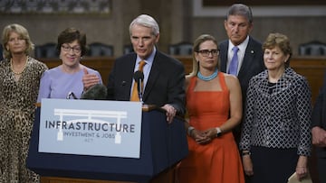 El líder de la mayoría del Senado, Chuck Schumer, anunció que el grupo bipartidista de senadores ha finalizado el texto legislativo del plan de infraestructura.