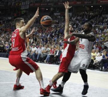 KC Rivers pelea ante la defensa formada por Papatetrou (9) y Spanoulis.