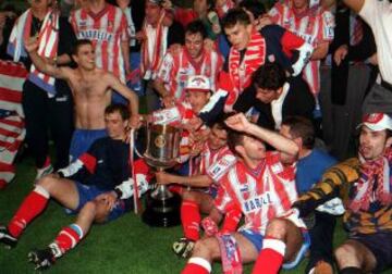 Partido de la final de Copa del Rey en el Estadio de La Romareda entre el Atlético de Madrid y el Barcelona. Los rojiblancos celebrando el título de Copa.