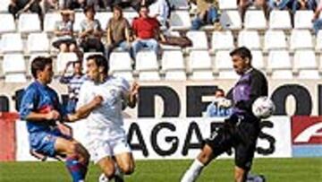 <B>MALA FORTUNA</B>. El partido no empezó bien para el Albacete. En el minuto 5, y al intentar despejar Roa, el balón se estrelló en el cuerpo de Paco Peña y se introdujo en la red.