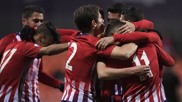 Los jugadores del Atlético B celebran un gol.